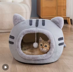 Lit douillet pour chat en forme de dessin animé